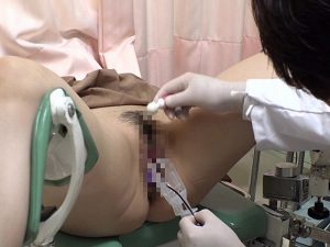 《変態医院》ドスケベ産婦人科医のおじさんに『卑猥な行為で感じさせられ。。。』濡れちゃったオマ〇コにチ〇ポ挿れられちゃった！
