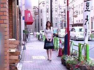 自宅に訪れてきた男性2人に突然襲われる『抵抗しても力では敵わないｗｗｗ』若妻のエロすぎるカラダが次第に快楽に酔いしれる！